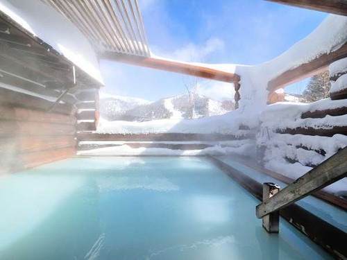 万病に効くと言われる万座温泉の湯。乳白色の滑らかな湯質が多くの方に親しまれています。 ２０２５年下期 群馬県への旅！おでかけプラン 花館和室 和食膳