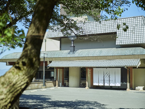 近鉄奈良駅から車で約８分。古都奈良の景色や夜景を一望できるホテル。屋上の貸切露天風呂も人気です。 【ＥＣＮ】２４年上期行こうよ奈良 和洋室