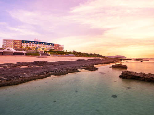 目の前に広がるシンリ浜の絶景が魅力 ２４年上期パーソナリップ沖縄 久米島 デラックスオーシャンビュー（１〜４名）