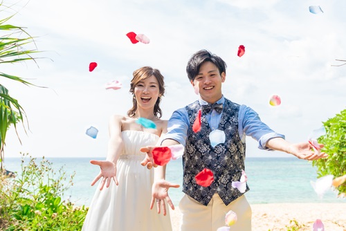 カップルにおすすめ 美ら島沖縄で撮る 最高の１枚 ドレスのまま海に 恩納村近郊の天然ビーチ で撮影 宿泊は那覇空港から車で約７０分の読谷村にある ホテル日航アリビラ １１ １月発 ビーチフォトウエディング付沖縄 4日間 近畿日本ツーリスト